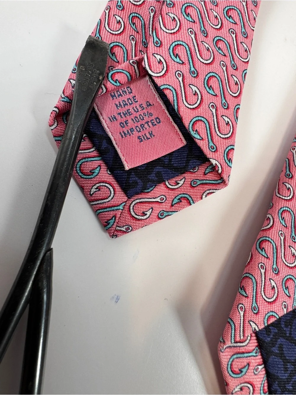 VINEYARD VINES pink 100% silk tie with fish hook design necktie Adorable
